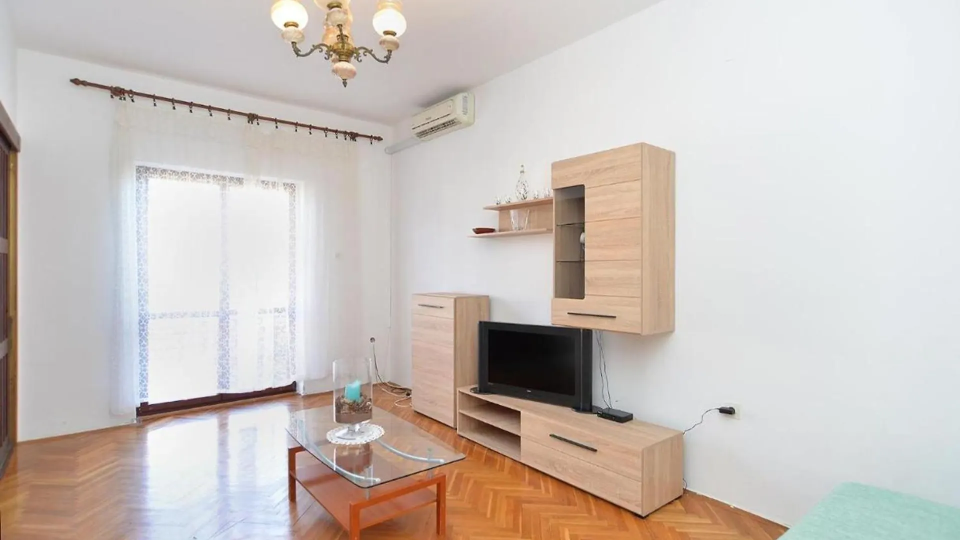 Cozy Apartment In Peroj With Terrace